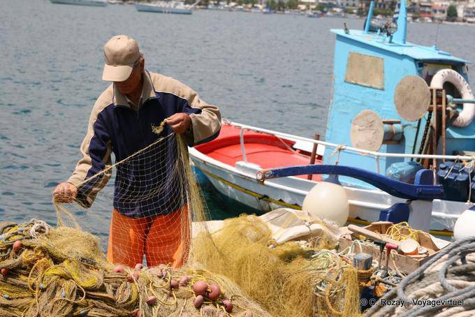 Pescadores e rede de pesca no porto, Poros - Grécia