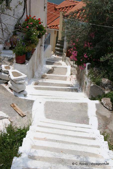 Lance de escadas descendo, Poros - Grécia