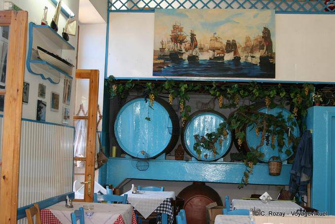 Barris RETSINA dentro de uma taberna, Poros - Grécia