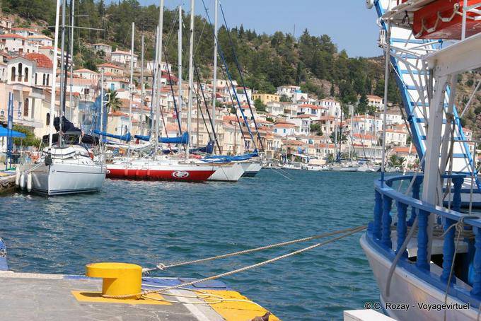 Veleiros atracado no porto, Poros - Grécia