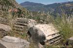 Colunas caneladas e paisagem, Delphi, Grécia.