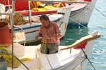 Emendam redes Pescador, Poros, Grécia.