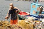 Pescadores e rede de pesca no porto, Poros, Grécia.