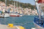 Veleiros atracado no porto, Poros, Grécia.