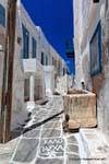 Sifnos, Kastro, tumba antiga em um beco, Grécia.