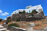 Sifnos, Kastro, empoleirado casa e muro de pedra seca, Grécia.