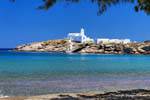 Sifnos Panagia Chryssopigi em um afloramento rochoso, Grécia.