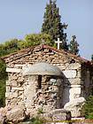 Igreja pequena escondida em Plaka, Atenas, Grécia.