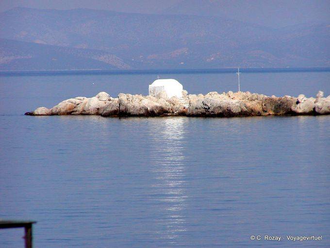Ilot capela enfrentando Molos, Hydra - Grécia