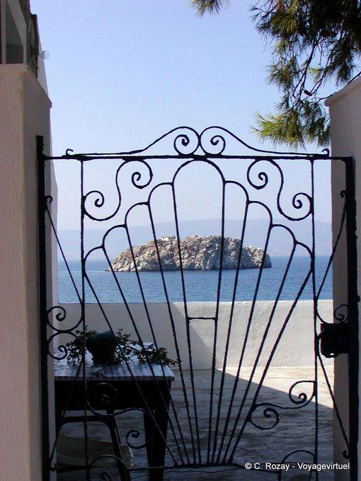 Ilot atrás de um portão, Hydra - Grécia
