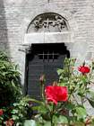 Rosas, cruzes e esculpida frontão, Grenoble, Isere.