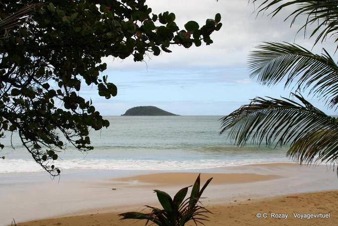 Ilha de frente para a alça do Grande Bas Vent, vista a partir da baía do Pérola - Guadalupe