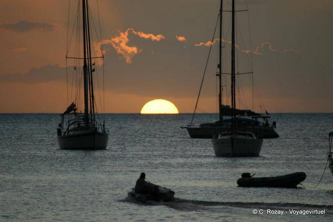 Deshaies, definindo metade sol entre barcos na silhueta - Guadalupe