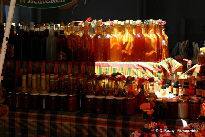 Tenda dos produtos locais, com rum de todos os tipos, mercado coberto, Basse-Terre - Guadalupe