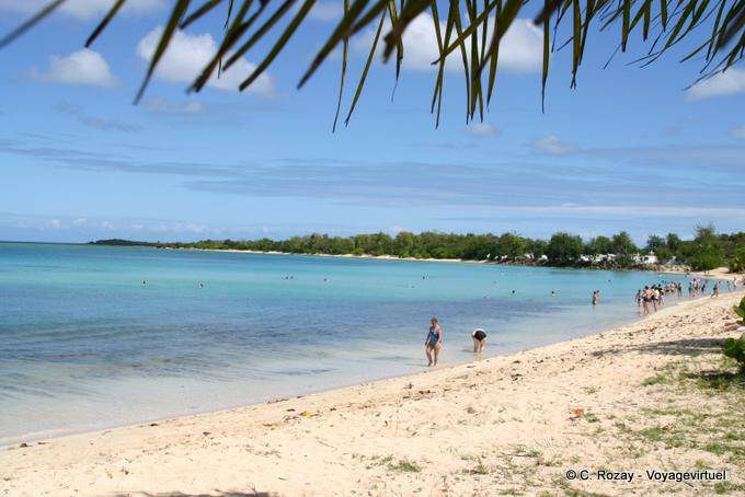 Turistas embeber seus pés em Anse du Souffleur, Port Louis - Guadalupe