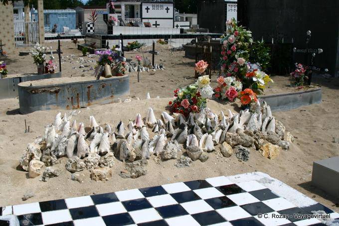 Cemitério em Port-Louis, conchas e sepulturas de estanho - Guadalupe