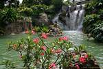 Cachoeira localizada sob parque restaurante Deshaies, Guadalupe.