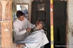 Mandawa rasage chez le barbier.