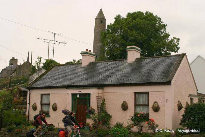 Casa-de-rosa na frente da ponta da torre redonda, Killala Mayo - Irlanda