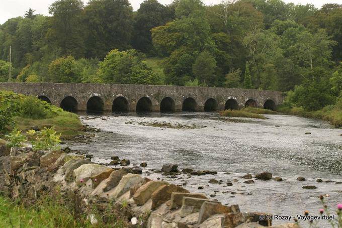 Ponte de pedra sobre o rio Palmerstown, Killala Mayo - Irlanda