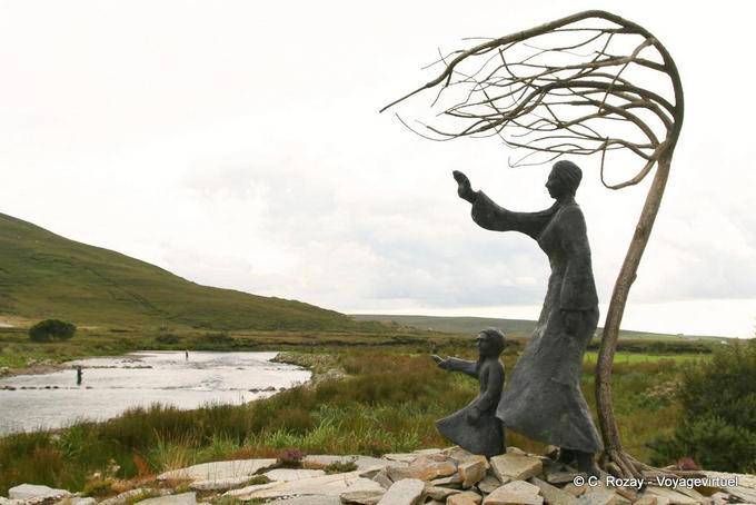 Estátua nas margens do rio Ovenduff, Bangor Erris Bog, Mayo Bangor - Irlanda