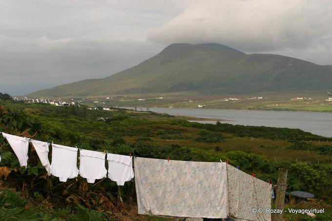 Roupa de cama e panorama no sentido Corraun Peninsula, Achill Road, Mulranny - Irlanda