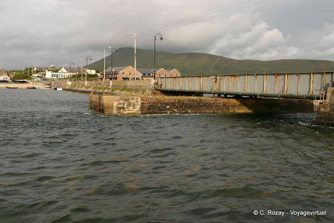 A velha ponte entre R319 e Achill Achill Sound - Irlanda