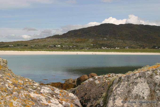Praia no sopé do Monte Errisbeg, Connemara - Irlanda