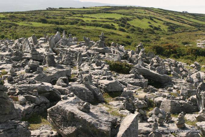 Pilhas nas colinas cársticas da Burren - Irlanda