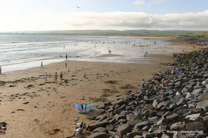 Multidão na praia enorme oceano, Lahinch - Irlanda