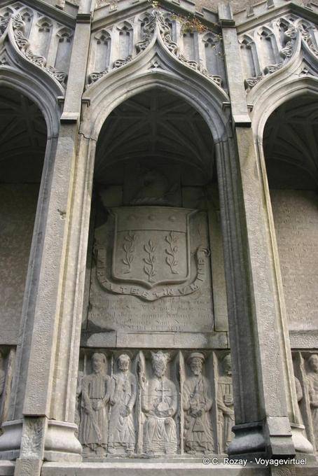 Brasão e estátuas do túmulo de Mac Mahon, Abbey Ennis - Irlanda