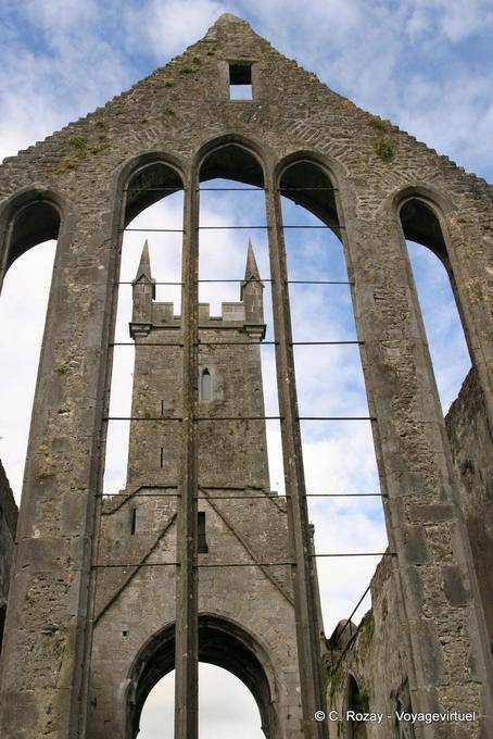 Janela e torre sineira localizado a mais de 50 m de altura, a Abadia de Ennis - Irlanda
