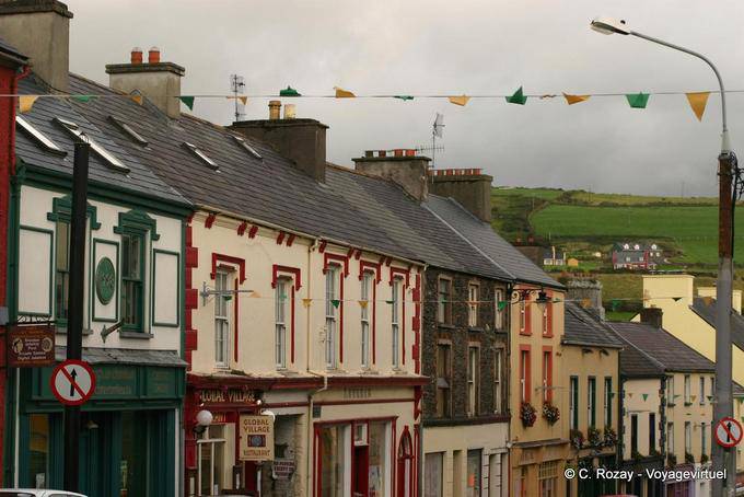 Casas alinhada Main Street, Dingle - Irlanda
