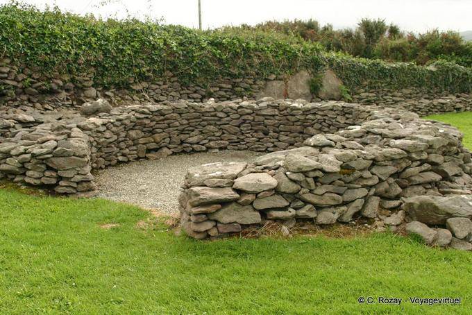 Ruínas da antiga local monástico de reask, Ballyferriter, Dingle - Irlanda