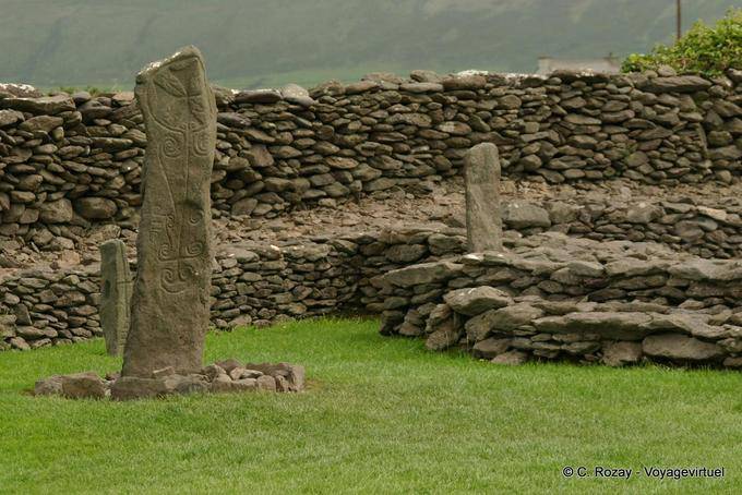 Menires Ogham no interior do Mosteiro Riasc (reask), Dingle - Irlanda