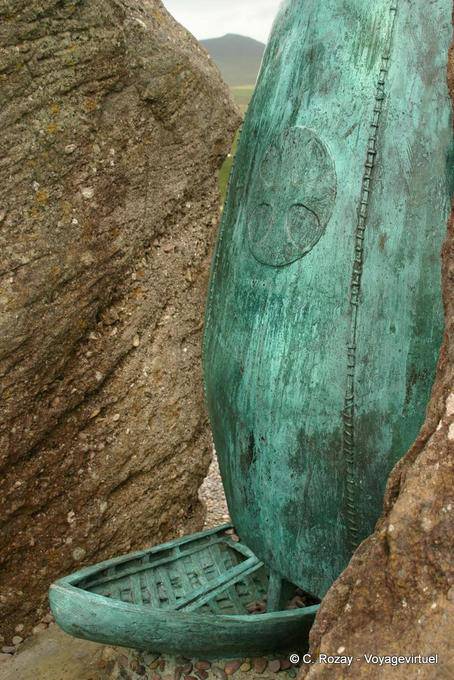 Close-up no barco do memorial estátua de Brandon Creek, Dingle - Irlanda