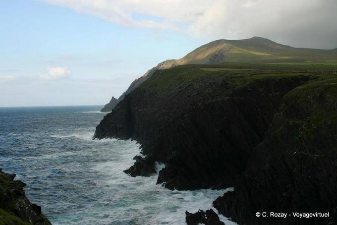 O oceano selvagem na costa do ano CUAS Bhodaigh, Dingle - Irlanda