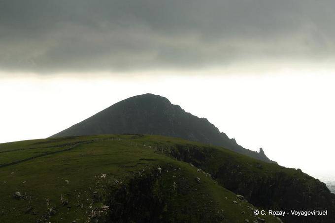 Nuvens sobre Ballyroe, Illaungib Rock, Dingle - Irlanda