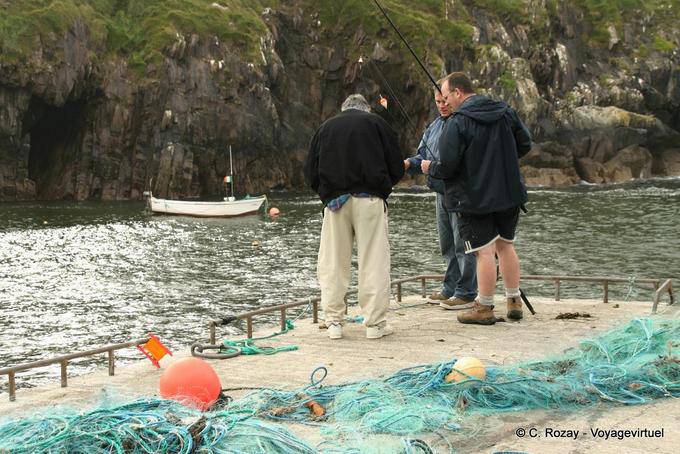 Pescadores no cais em Brandon Creek, Ballycurrane, Dingle - Irlanda