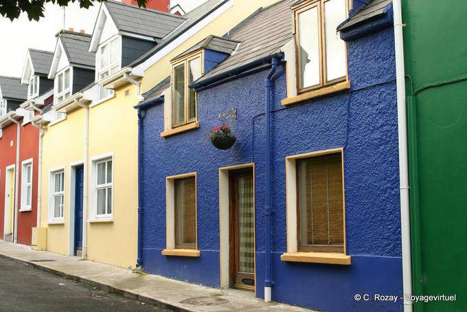 Casas coloridas em uma rua de Dingle - Irlanda