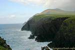 O oceano selvagem na costa do ano CUAS Bhodaigh, Dingle, Irlanda.