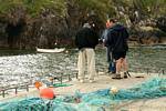 Pescadores no cais em Brandon Creek, Ballycurrane, Dingle, Irlanda.