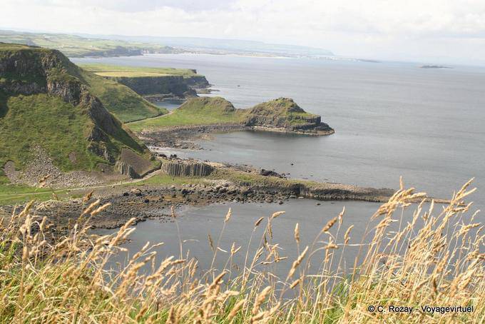 Vista a partir das falésias para o sul, Giants Causeway - Irlanda do Norte