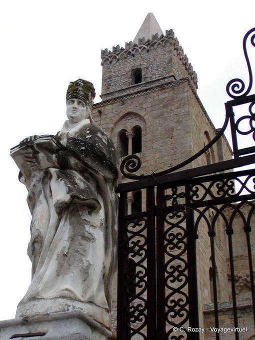 Estátua em frente ao Duomo, Cefalu - Italia