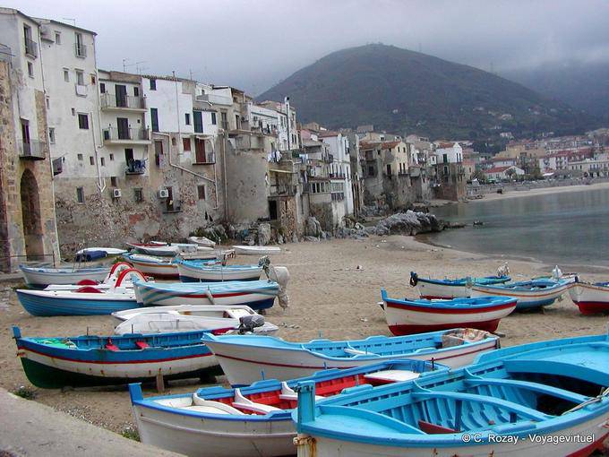 Casas de pescadores à beira da água, Cefalu - Italia