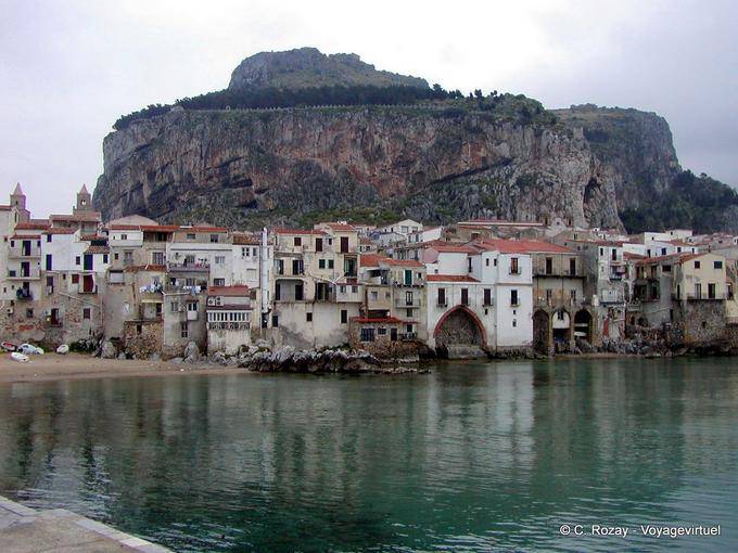 Kephaloidion rocha com vista para a cidade, Cefalu - Italia