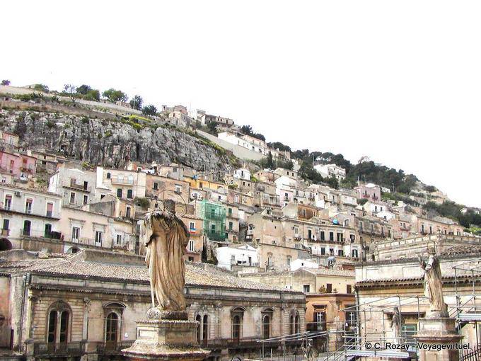 Modica, visto da cidade baixa - Italia