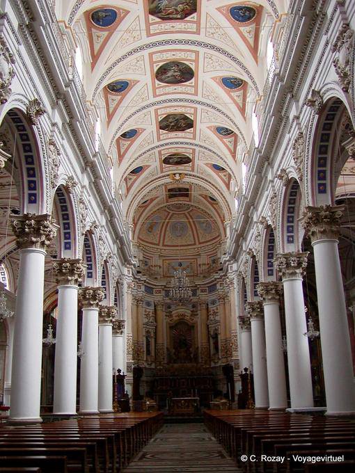 Dentro da catedral barroca de San Pietro, Modica - Italia