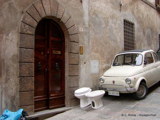 Fiat pote de iogurte e WC, Montepulciano - Italia