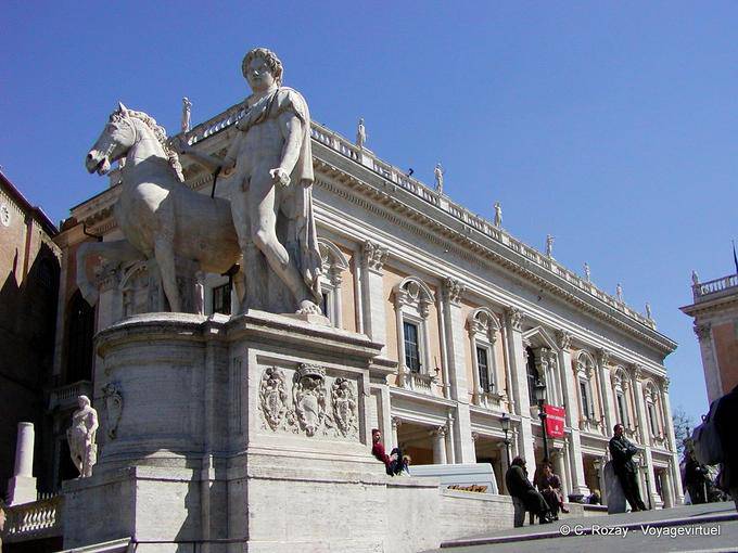 Estátua de um Dioscurus no topo da Cordonata, Piazza del Campidoglio, em Roma - Italia